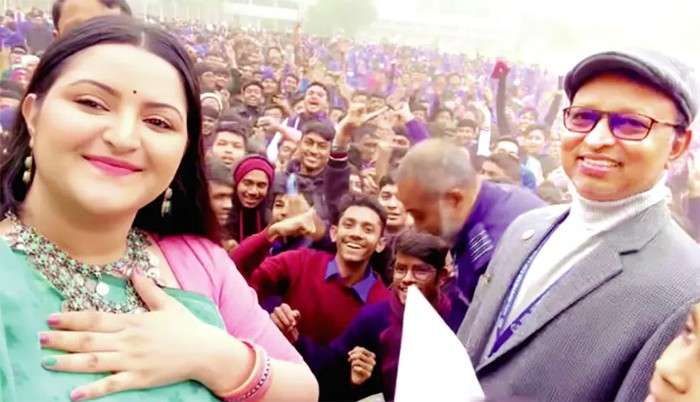 ঢাকা শহরে সিনেমার প্রচারণায় পরীমণি