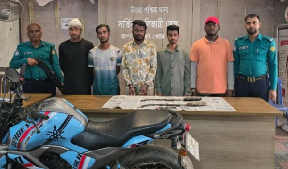 উত্তরায় দম্পতিকে প্রকাশ্যে কোপানোর ঘটনায় গ্রেফতার মোট ৫ জন ।