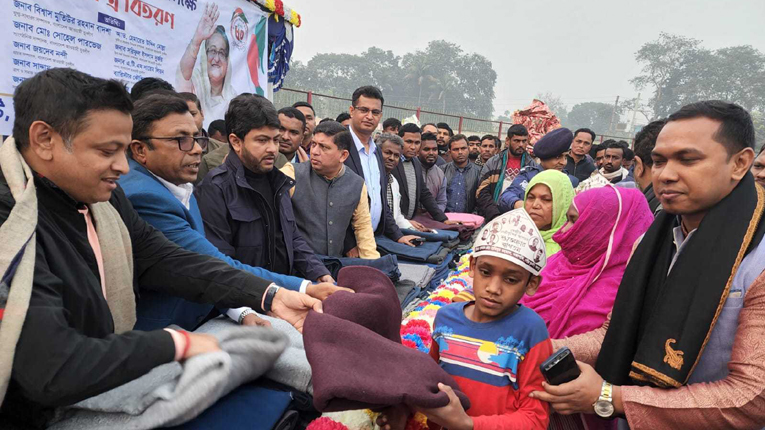 যুবলীগের সুবর্ণজয়ন্তী উপলক্ষে উত্তরবঙ্গে ৮ হাজার শীতবস্ত্র বিতরণ