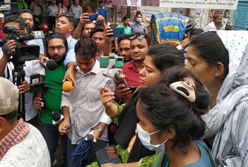 অনশন না করে ‘বড় ভাইদের’ জানিয়ে ক্যাম্পাসে ফিরলেন ইডেনের নেত্রীরা